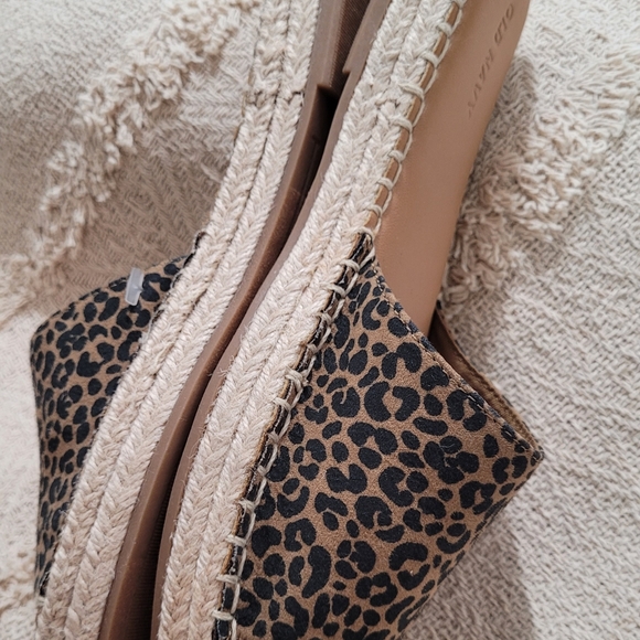 Old navy Leopard Flats sandals (they fit a 8.5) - Picture 7 of 8